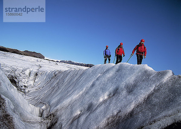 3 Männer erkunden den Gletscher Solheimajokull