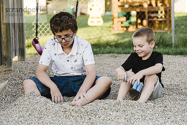 Jungen spielen im Hinterhof am Swing-Set.