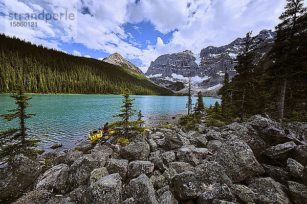 Eine Frau bereitet sich darauf vor  über den Cirque Lake in Banff  Kanada  zu paddeln.