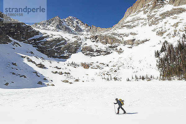 Frau wandert über den gefrorenen Schwarzen See  Rocky Mountain-Nationalpark