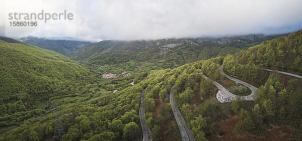 Panorama des Naturparks Picos de Europa aus der Vogelperspektive
