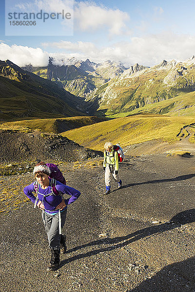 Wanderer auf der Tour de Mont Blanc beim Aufstieg auf den Col de la Seigne