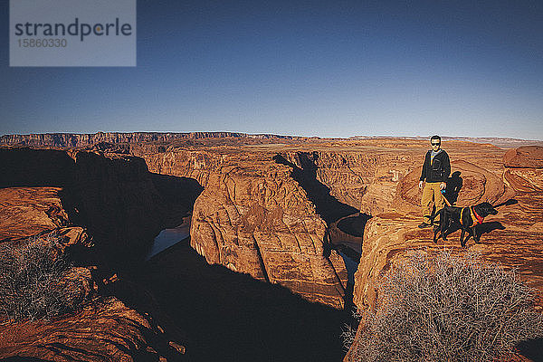 Ein Mann mit einem Hund steht in der Nähe von Horseshoe Bend  Arizona