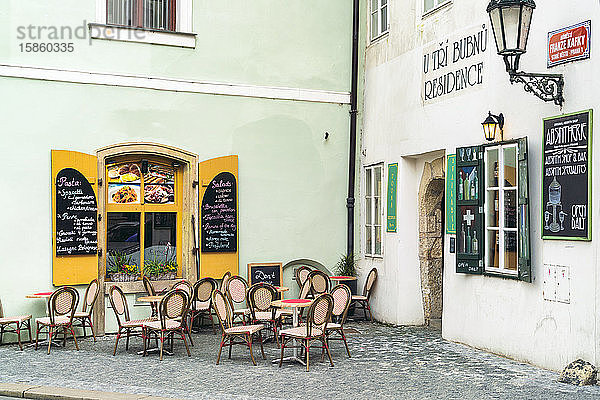 Rustikales Café in der Prager Altstadt im Frühling mit bemalten Wänden