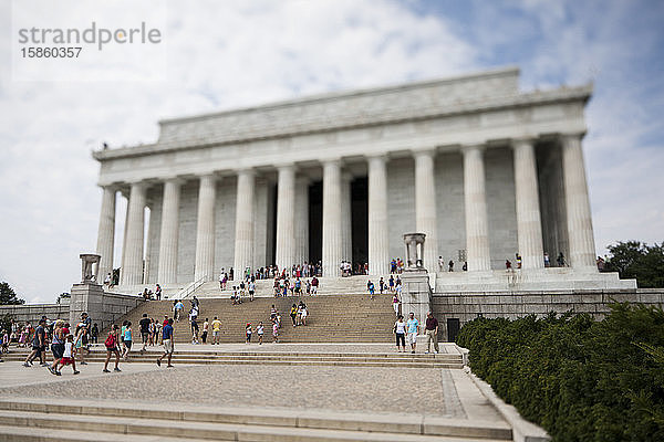 Ein neigungsversetzter Blick auf Touristen am Lincoln Memorial in Washington.