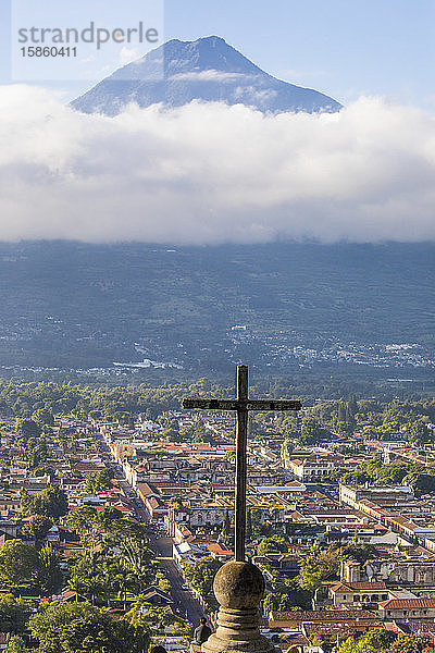 Hügel des Kreuzes und Vulkan Agua  Guatemala.