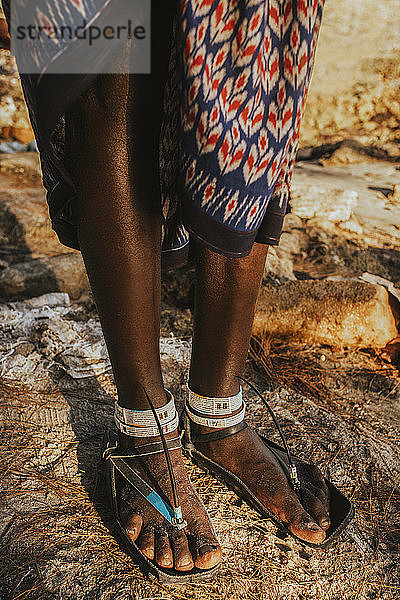 Nahaufnahme von Massai-Schuhen aus alten Reifen