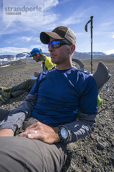 Zwei Männer machen während einer Wanderung in Alaska eine Pause