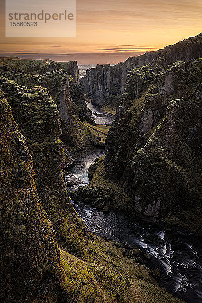 Fjadrargljufur-Canyon  eine große Schlucht in Island