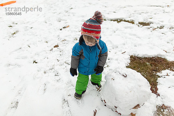 Blick auf Kleinkind Junge von oben mit Strickmütze bei Winterwetter