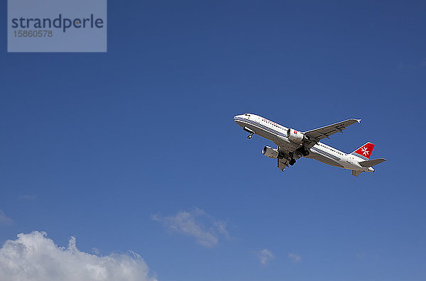 AirMalta Airbus A330 9H-AEF hebt in den blauen Himmel ab
