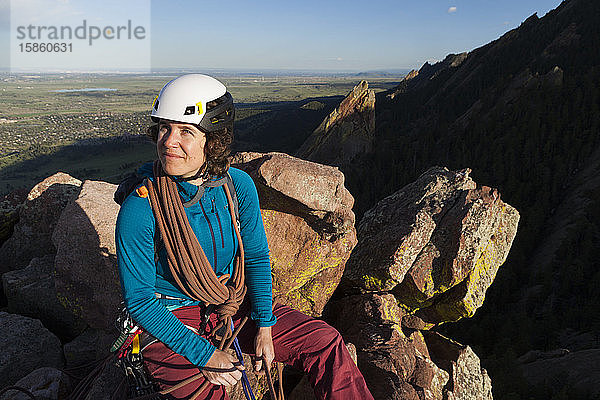 Felsklettererin auf dem ersten Flatiron-Gipfel über Boulder  Colorado