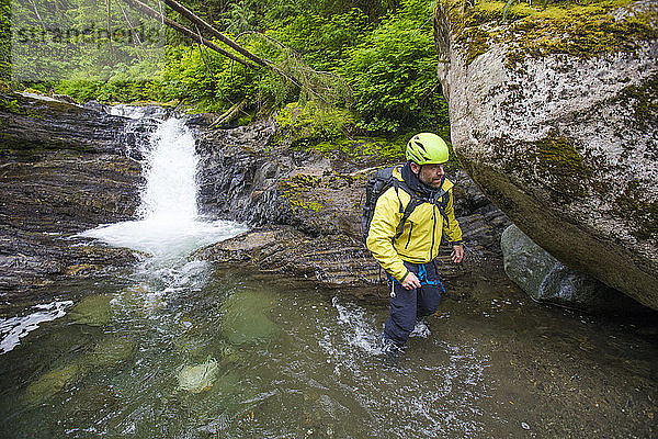 Wanderer wandert durch eine Schlucht in British Columbia  Kanada.