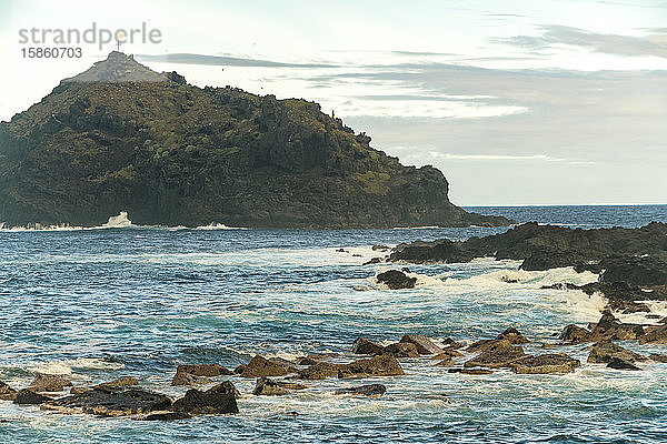 Insel Roque de Garachico mit dem Ufer der Altstadt von Garachico