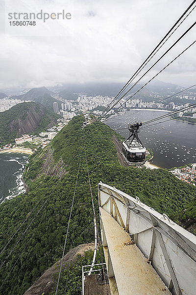 Schöne Aussicht von der Zuckerhut-Seilbahn auf die Stadtlandschaft  Rio