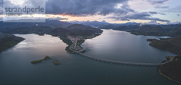 Die Stadt RiaÃ±o aus dem Luftbild im Panoramabild