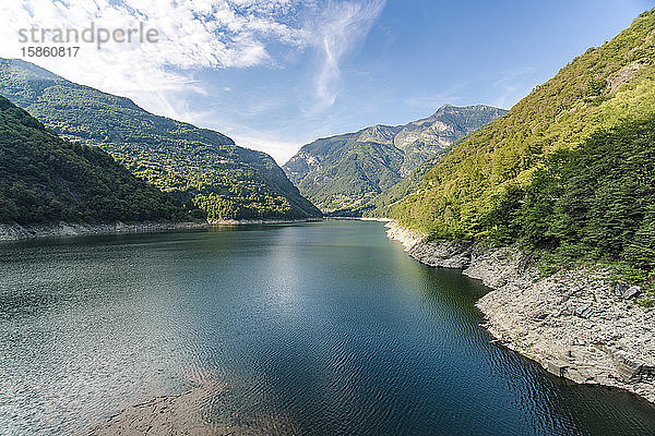 lago di vogorno im Tessin bei der Staumauer Contra Dam Verzasca