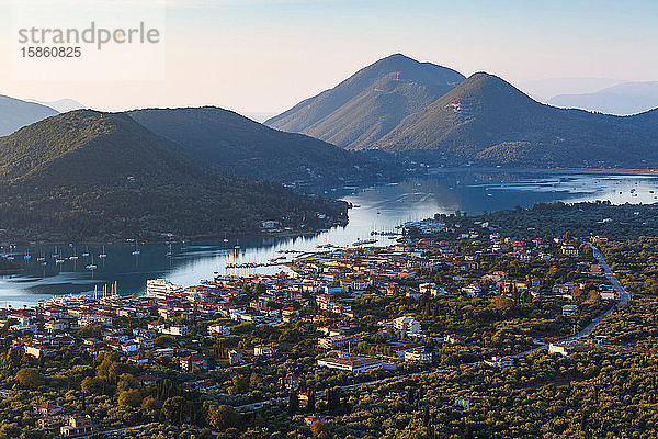 Morgenansicht des Dorfes Nydri auf der Insel Lefkada.