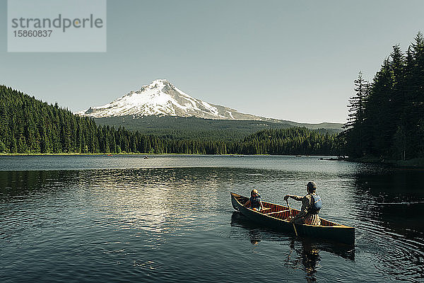 Ein Vater paddelt mit seiner Tochter auf dem Trillium Lake in der Nähe von Mt. Hood  OR.