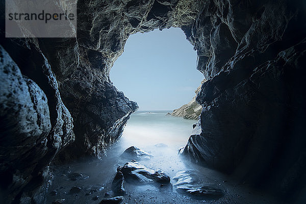 Pazifische Wellen stürzen durch eine Meereshöhle im Leo Carillo State Park