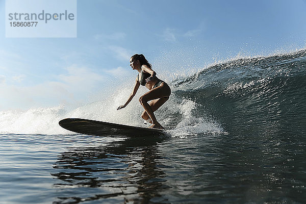 Mädchen surfen im Ozean