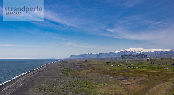 der Gletscher und Vulkan EyjafjallajÃ¶kull vom Strand von Reynisfjara aus gesehen