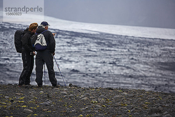 Frau zeigt beim Laugavegur-Trek in Richtung Gletscher