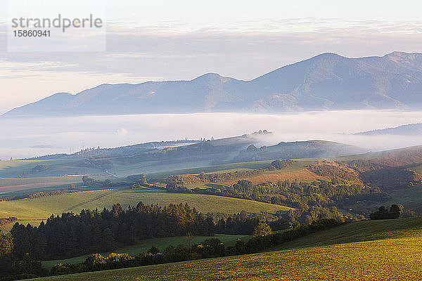 Nebel im Tal der Region Turiec und Blick auf die Mala Fatra.