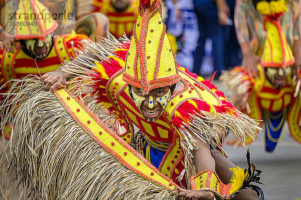 Ati-Krieger in Kostüm beim Dinagyang-Festival  Iloilo  Philippinen