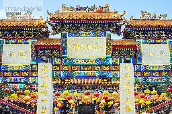 Tor vor dem Wong Tai Sin (Sik Sik Yuen)-Tempel  Hongkong