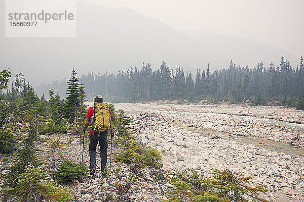 Rucksacktourist entlang des Salal Creek zum Athelney Pass.