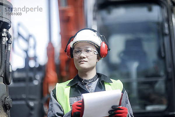 Bauingenieur mit Helm in einer Straße