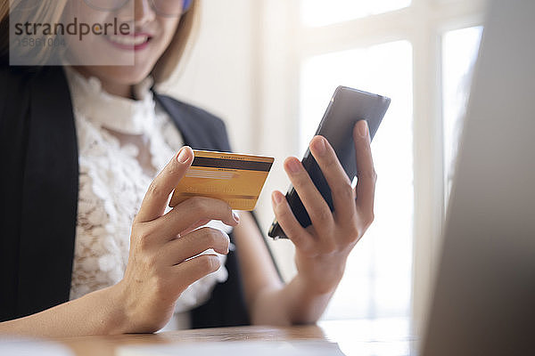 Kunden  die online einkaufen  zahlen per Kreditkarte.
