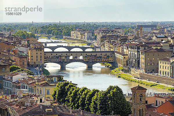 Ponte Vecchio  Fluss Arno und Gebäude in der Altstadt  Florenz (Firenze)  Toskana  Italien