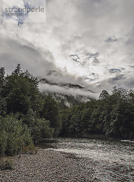 Nebel  Berge und ein Fluss im North Cascades National Park Washington