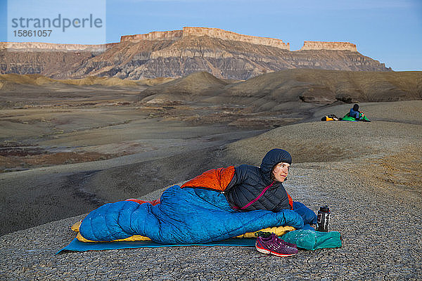 Menschen beobachten den Sonnenaufgang vom Lager in Factory Butte badlands  Utah