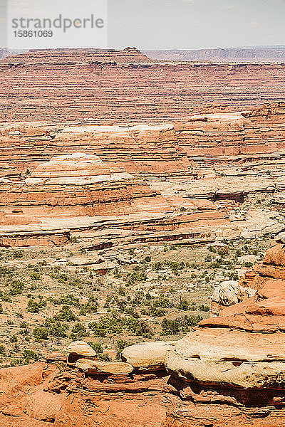 Schichten aus rotem und weißem Sandstein bilden das Labyrinth in Canyonlands Utah