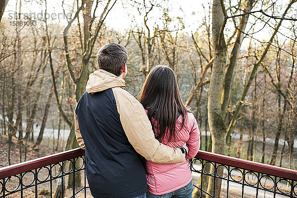 Junges Liebespaar genießt die Sonne und den warmen Spaziergang im Frühlingspark