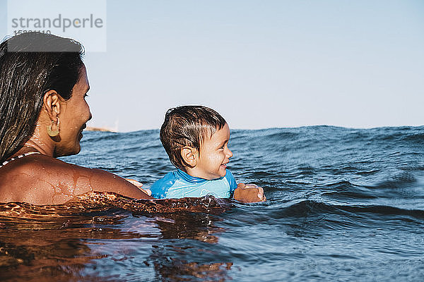 Porträt von Mutter und Sohn beim Spielen auf See