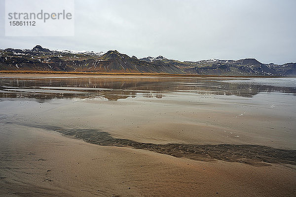 Berge in der Nähe von ruhigem Meerwasser