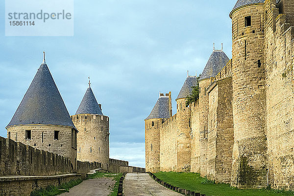 Befestigte Mauern Türme Carcassonne  Languedoc-Roussillon  Frankreich
