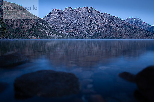 Jenny Lake im Morgengrauen im Grand Teton Natinal Park.