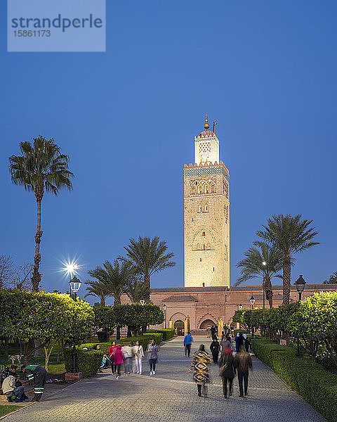 Koutoubia-Moschee und Parc Lalla Hasna aus dem 12. Jahrhundert in der Abenddämmerung  Marrakesch  Marokko