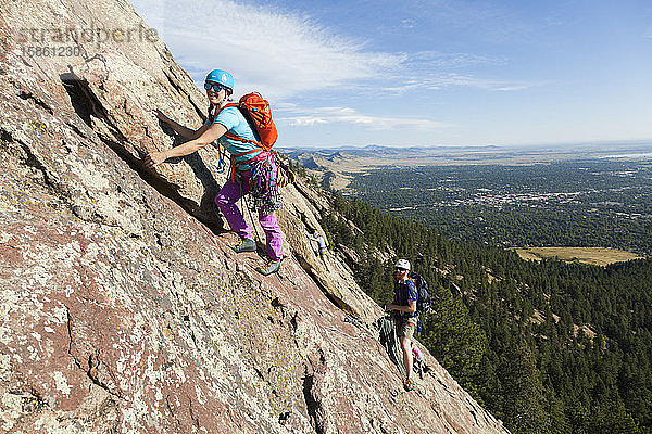 Paarige Felskletterei Dritte Flatiron-Ostwand über Boulder  Colorado