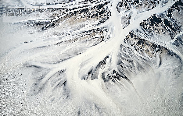 Erstaunliche Eislandschaft eines riesigen Flussdeltas im Winter