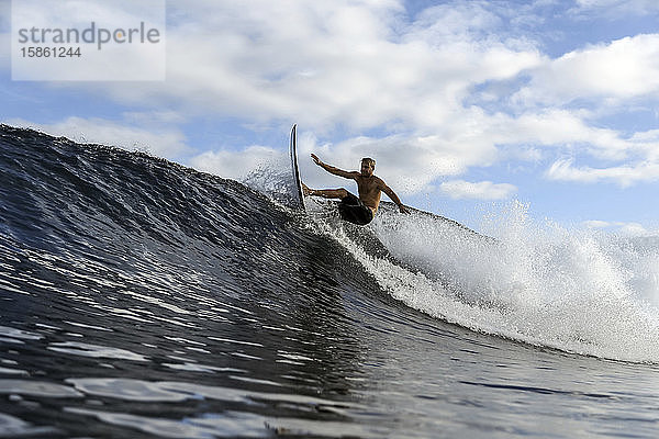 Surfer auf einer Welle