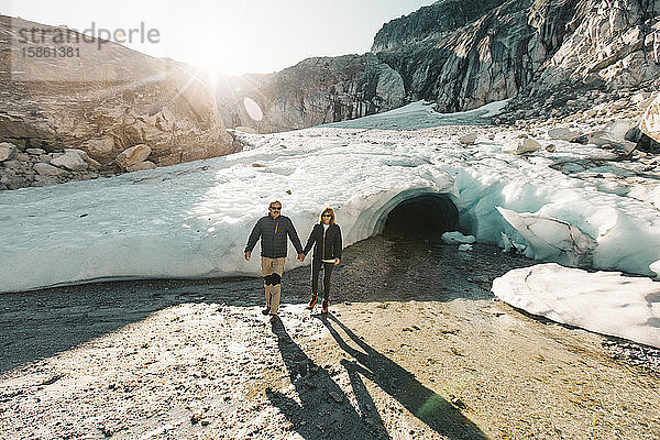 Ehepaar im Ruhestand genießt einen Tag zur Erkundung einer Gletschereishöhle.