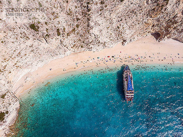 Touristen am Strand angekommen.