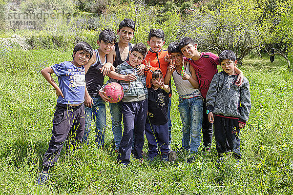 Palästinensische Kinder spielen auf einem Feld in der Nähe von Hebron  Westjordanland  Palästina