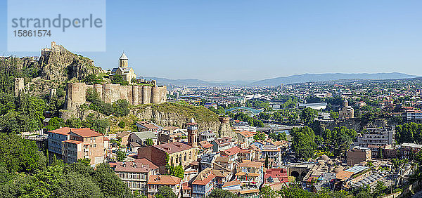 Narikala-Festung und historische Gebäude im Badebezirk Abanotubani  Tiflis  Georgien